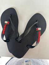 Chinelo decorando