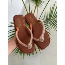 Chinelo Feminino de Dedo Adulto com Detalhe na Correia Nó de Brilho e Strass LANÇAMENTO VERÃO 2025 2026