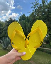 Chinelo Feminino na cor Amarela