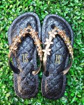 Chinelo feminino preto com flores douradas sofisticação e brilho em cada passo