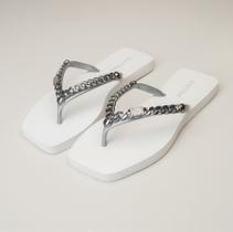 Chinelo Feminino Solado Quadrado com Corrente Prata e Plaquinha - Rafitthy - Branco Chinelo Feminino Solado Quadrado com Corrente Prata e Plaquinha - Rafitthy - Branco