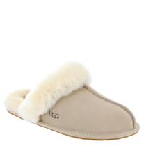 Chinelo feminino UGG Scuffette II de camurça arenosa com pele de carneiro 12