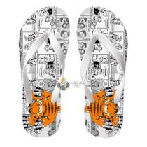 Chinelo Garfield arranhando