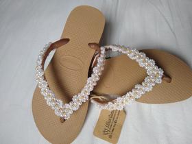 Chinelo Havaianas Gold com aplicação de perolas