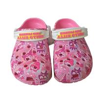 Chinelo Hello Kitty e Kuromi Antiderrapante para Meninas - Sola Macia e Envoltória Chinelo Hello Kitty e Kuromi Antiderrapante para Meninas - Sola Macia e Envoltória