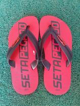 Chinelo masculino vermelho seta pegado