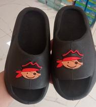 Chinelo nuvem infantil de personagem masculino