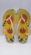 Chinelo personalizado com lonita e pingente girassol com strass