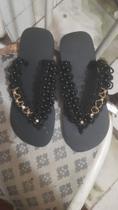 Chinelo preto com flores de misanga Chinelo preto com flores de misanga