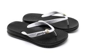 Chinelo Resistente Com Enfeite Em Metal Vegano Macio