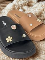 Chinelo Slide Feminino Moleca com Apliques Dourados e Pedrarias