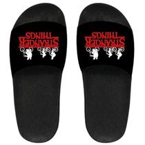 Chinelo Slide Stranger Things Estampa Leve Chinelo Slide Stranger Things Estampa Leve