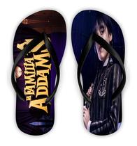 Chinelo Temático A Familia Addams Wandinha Letras Douradas Fundo Roxo Tira Preta