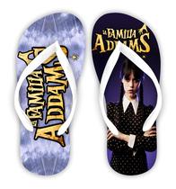 Chinelo Temático A Familia Addams Wandinha Letras Fundo Roxo Douradas Tira Branca 2