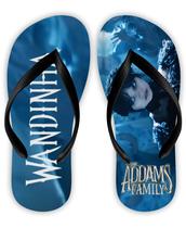 Chinelo Temático Familia Addams Wandinha Azul Tira Preta