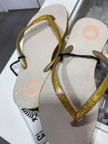 Chinelo tira dourada