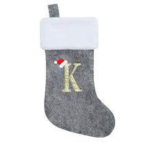Chisander 20 polegadas cinza com branco Super macio de pelúcia meias de Natal bordado personalizado monograma de meias de Natal enfeites suspensos para decorações de festa de Natal de férias da família (letra K)