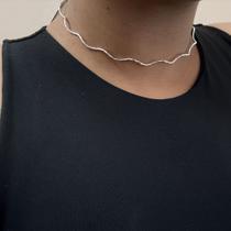 Chocker aro ondulado diamantado semijoia prata