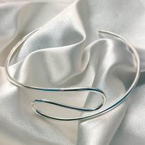 Choker aro liso frente curvada banhada a prata Choker aro liso frente curvada banhada a prata