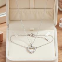 Choker com Pingente de Coração Vazado Cravejado - Delicadeza e Brilho