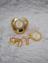 Chupeta de Luxo Dourada com Prendedor Letra Inicial