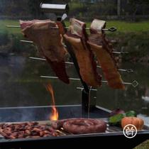 Churrasqueira em Aço Carbono + 2 Estacas em Aço Inox + Grelha em Aço Inox Fierro Martin Churrasqueira em Aço Carbono + 2 Estacas em Aço Inox + Grelha em Aço Inox Fierro Martin