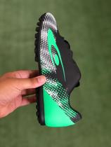 chuteira carreiro society preta/branca/verde