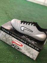 Chuteira masculina cor cinza com detalhes em branco