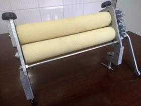Cilindro alveolador de cera de abelhas manual - em Ferro. Cilindro alveolador de cera de abelhas manual - em Ferro.