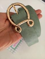 Cinto com fivela de metal dourado