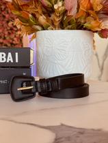 Cinto com fivela forrada e pino dourado Cinto com fivela forrada e pino dourado