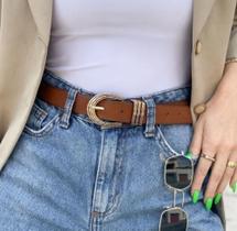 Cinto da moda marrom com fivela dourada