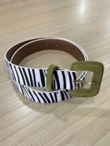 Cinto em Animal Print com Fivela Colorida Encapada e Pelo Sintético - Zebra