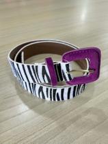 Cinto em Animal Print com Fivela Colorida Encapada e Pelo Sintético - Zebra