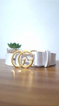 Cinto GG Branco com Fivela Dourada - Acessório Elegante e Versátil