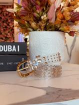 Cinto transparente com aplicações