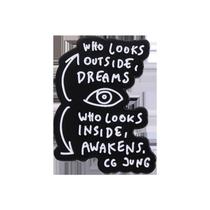 Citação inspiradora de Brooch Pin Quem olha para fora dos sonhos” Citação inspiradora de Brooch Pin Quem olha para fora dos sonhos”