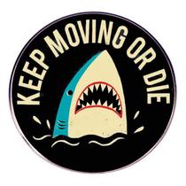 Citação motivacional de Brooch Pin Shark Continue se movendo ou morra”