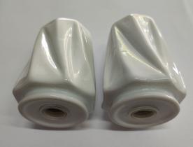 Cj. Saleiro e paliteiro branco em porcelana lista Cj. Saleiro e paliteiro branco em porcelana lista