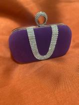Clutch festa, baladarevestida em veludo na cor roxo.