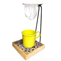 Coador cafe base de madeira pequeno com xicara metalica