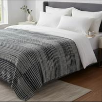 Cobertor Jolitex Innove Prime Cinza Queen de 2,20m x 2,40m. Cobertor Jolitex Innove Prime Cinza Queen de 2,20m x 2,40m.