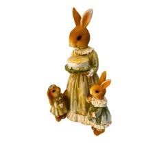 Coelha de páscoa com filhos e bolo - Cromus