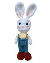 Coelho Coelhinho Pascoa Amigurumi croche 25 cm jardineira