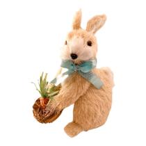 Coelho com laço e cesto com cenoura