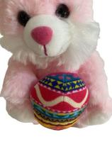Coelho de pelúcia rosa segurando ovinho - 22 cm - Fizzy