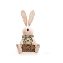 Coelho decorativo sentado com placa happy easter