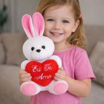 Coelho Para Páscoa com Coração Boneco Decorativo Pelúcia 30cm Fofo Presente
