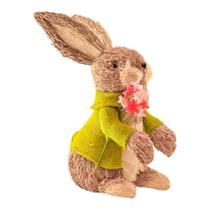 Coelho Pascoa com casaco verde de juta e flores