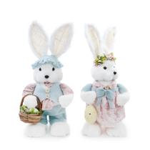 Coelhos Decorados com Roupa Aveludada Azul com Cesta ou Rosa com Flores